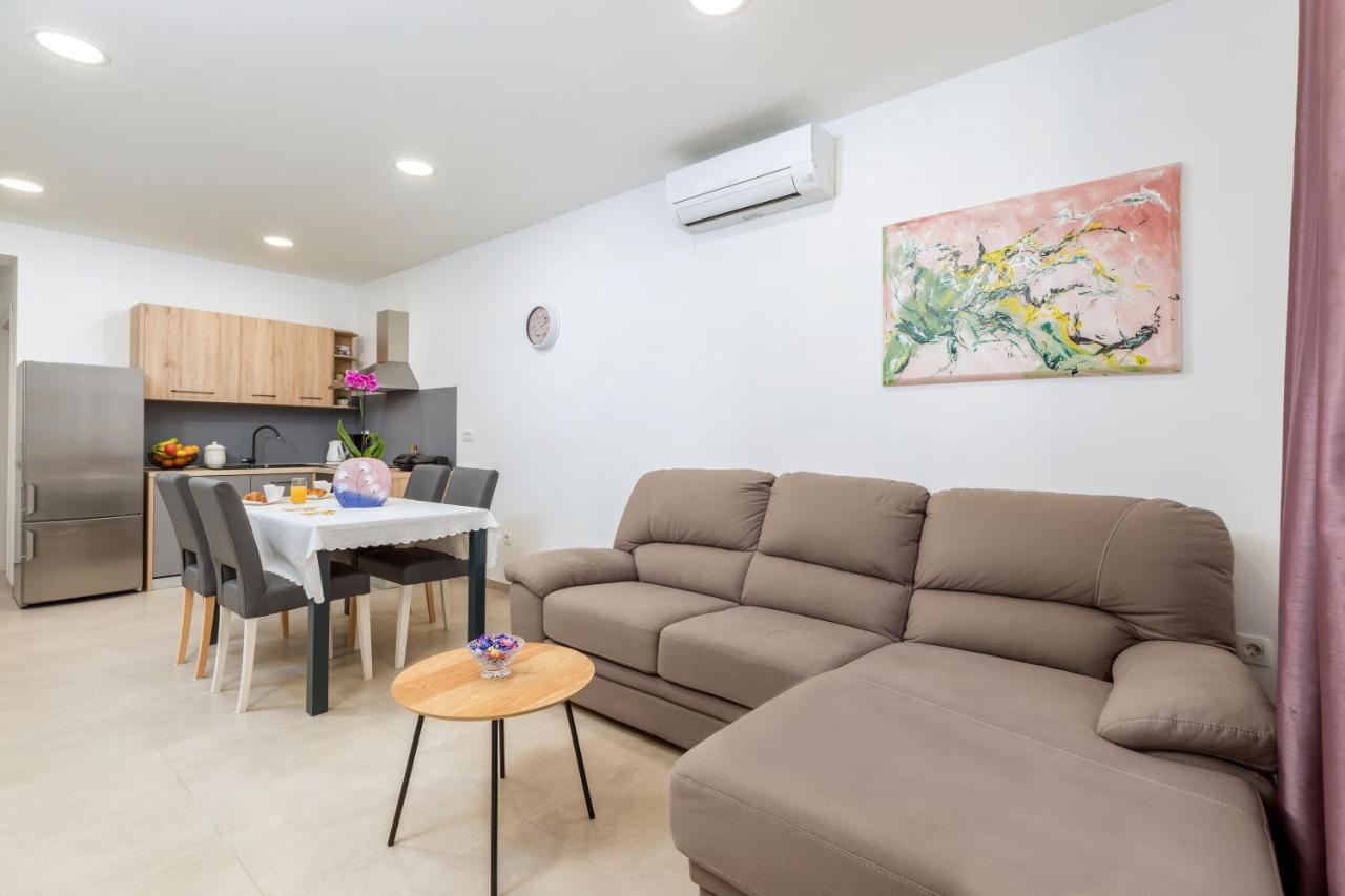 Apartment Lorilu Pula Luaran gambar
