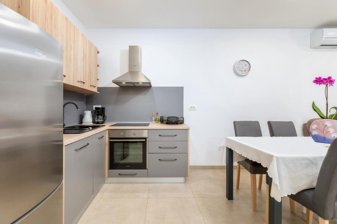 Apartment Lorilu Pula Luaran gambar